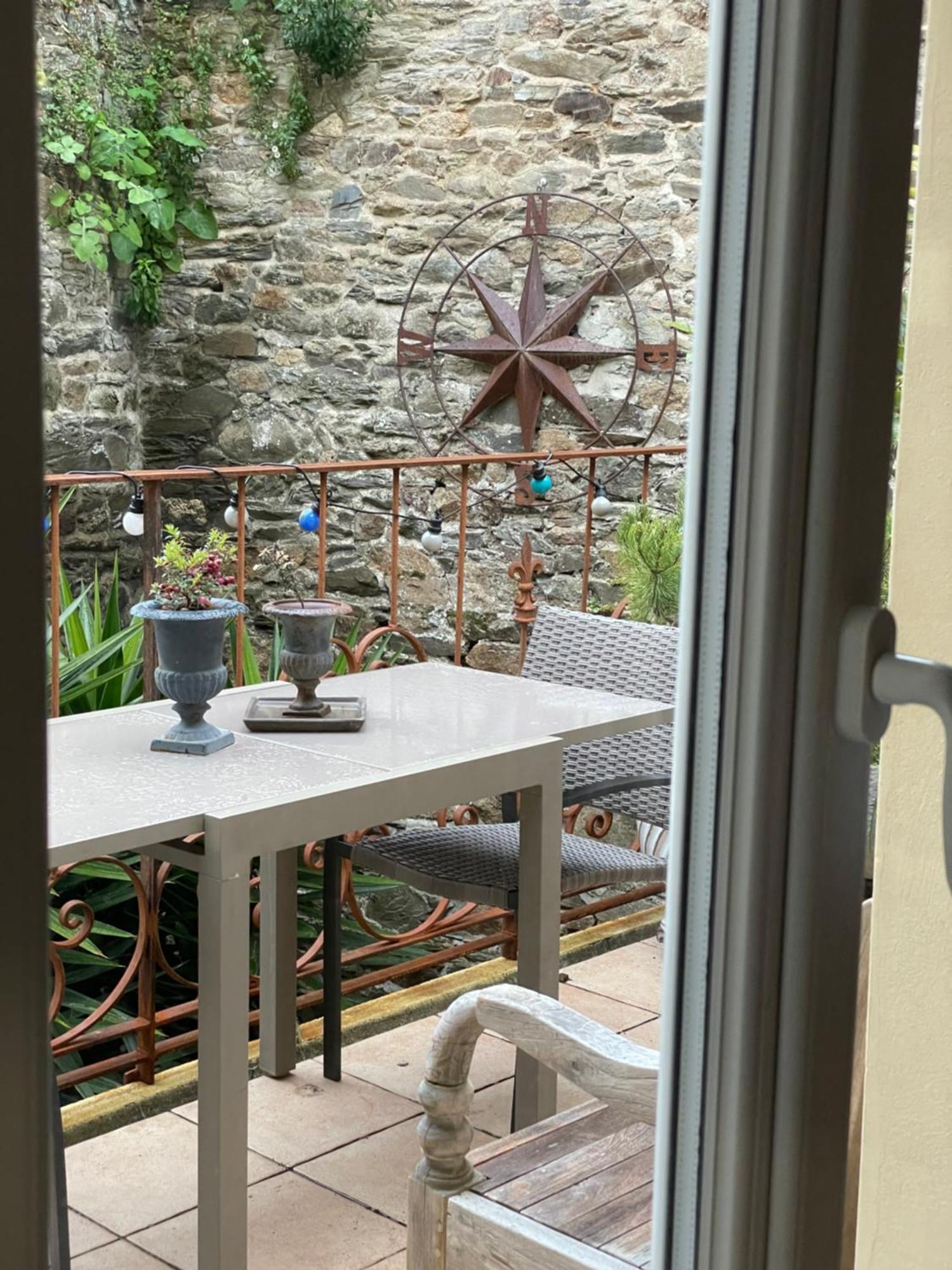 Appartement De 1634 Avec Balcon Au Sud Sur Jardin En Plein Coeur Historique Treguier Exterior photo